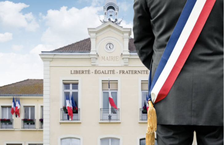 maire devant mairie