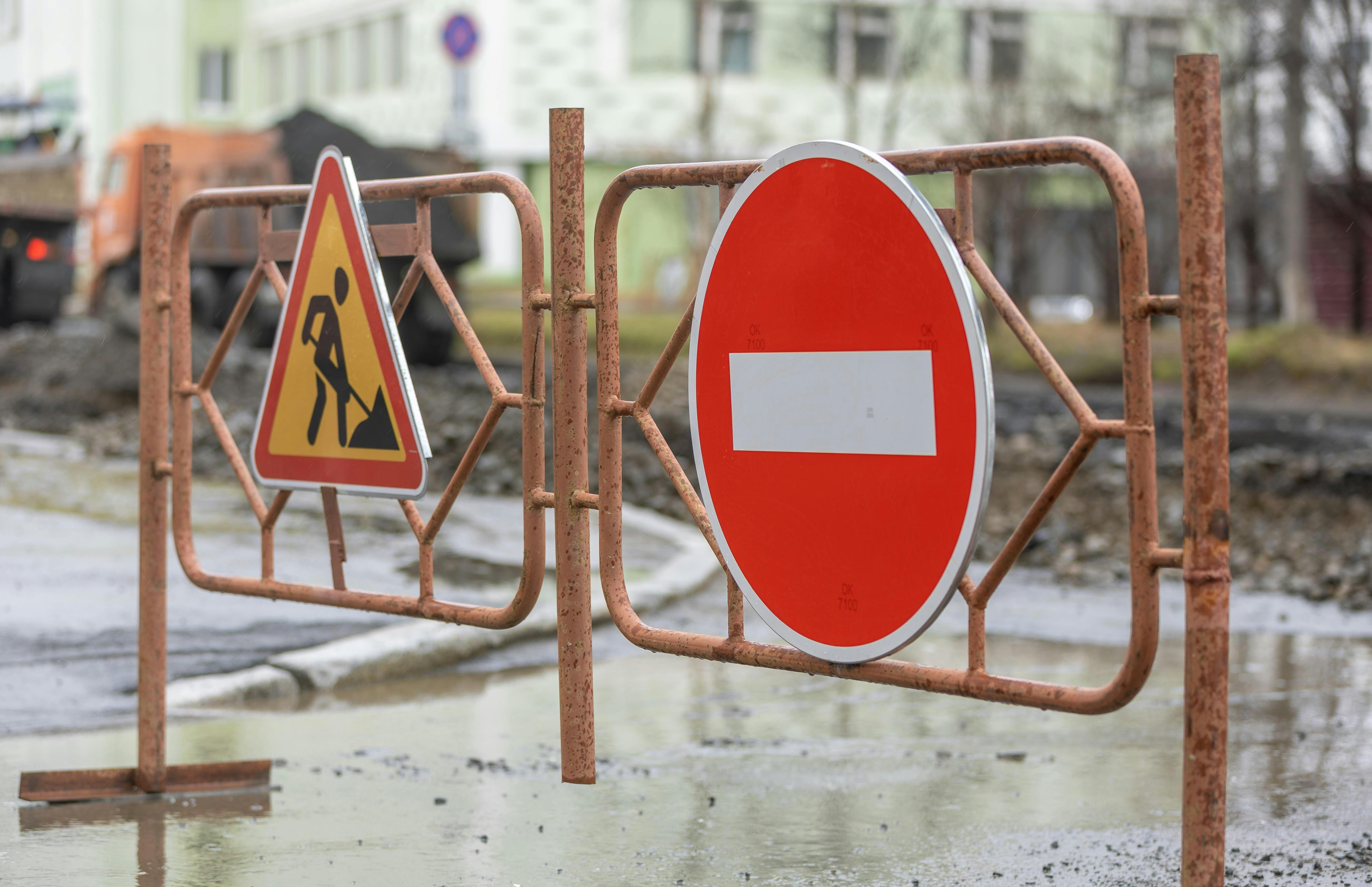 panneau de travaux avec signalisation stop et travaux en cours 